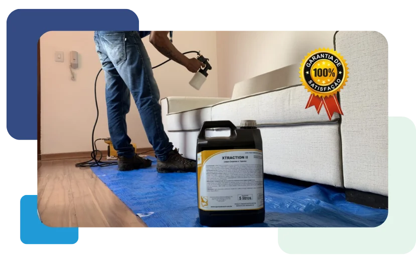 Profissional realizando higienização em um sofá